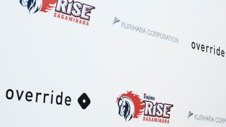 Friendship between hat and football. Override and the football team signed a sponsorship agreement.