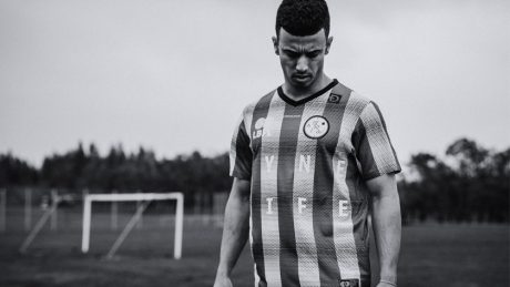 ダインがつくったフットボールシャツがバーニーズ ニューヨーク限定で発売。