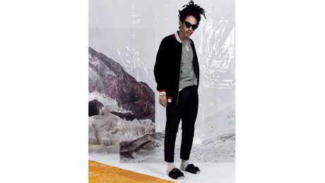 最初のコレクション発表はInstagram。現代的な試みを繰り返すジョン エリオットの18SSをチェック！