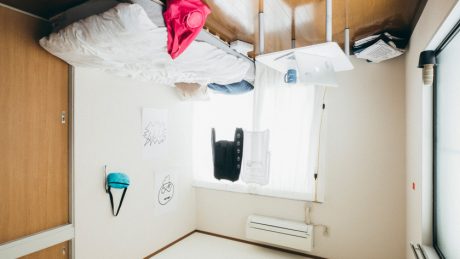 ハレと加賀美健。一人暮らしをテーマにしたコラボレーションアイテムです。