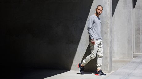 90年代のシューズボックスがモチーフ !? スポーティにアップデートしながらも、街にフィットする新顔のMS574