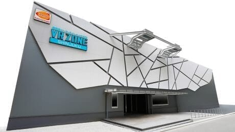VR ZONE SHINJUKUで、エヴァにもマリカーにも乗れちゃいます。