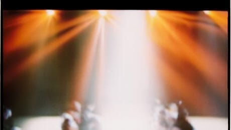 ダブレットのランウェイショーの舞台裏。モデルたちの生気を帯びたTシャツがDSMで発売。