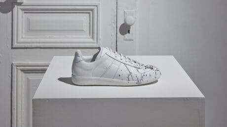 メゾン マルジェラの名作がまた進化しました。「レプリカ」スニーカーの最新型をお見逃しなく。