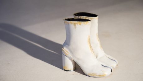 メゾン マルジェラがジョン・ガリアーノによる「アーティザナル」のインスタレーションをドーバー ストリート マーケット ギンザで開催。