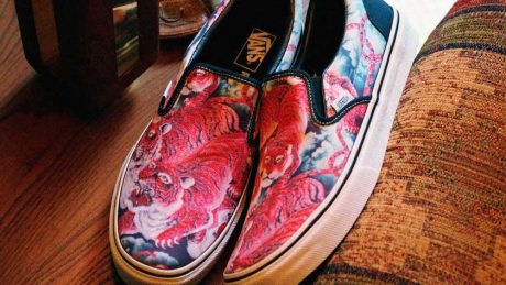 迫力のある “虎” が目を奪う、ヴァンズのスリッポン。