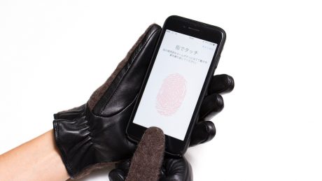 指紋を再現！？世界初の指紋認証対応グローブでスマートな所作を。