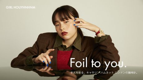 Foil to you. 手元を彩る、キャサリン ハムネット ロンドンの腕時計。