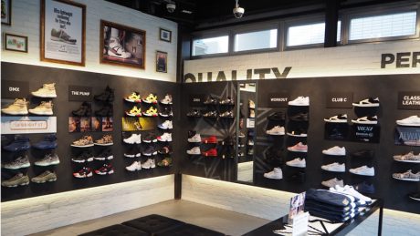 リーボック クラシックの旗艦店がリニューアル。ここでしか手に入らないサコッシュ、あげます。