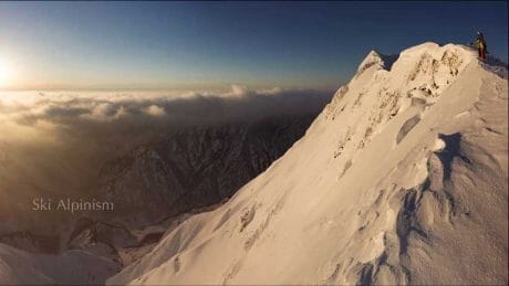 Visit before going to the snowy mountains. A solo exhibition by a mountain ski photographer with his best efforts.