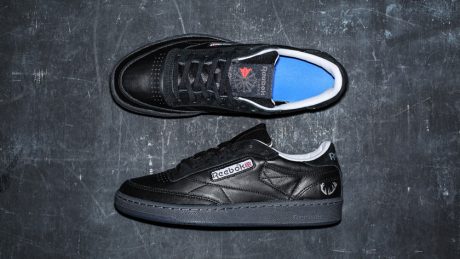 ヴァイナル アーカイブとリーボック クラシックのコラボ。異素材、ロゴ、鹿の角マークにこだわったシックな一足に。