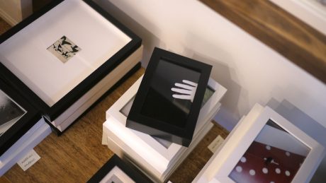 【FOCUS IT.】Tシャツを買うように写真を選ぶ。渋谷にオープンした写真のセレクトショップ「zakura」。