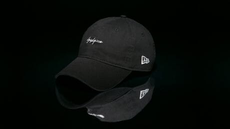 ヨウジヤマモトとニューエラによる、売切必至のスポットアイテム。