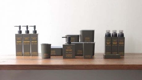 ミリタリーライクなディスペンサーやコンテナーで、水まわりのインテリアをアップデートしよう。