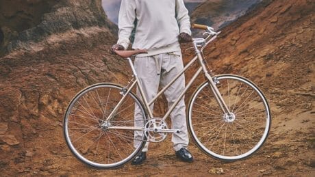 ヴィンテージとモダンの黄金バランスをここに見た。カーテル バイクスとバルの共作自転車。