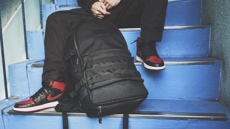 マキャべリックとアトモス ラボによるコラボ企画第三弾。漆黒をまとった、ミリタリーライクなバックパックが登場。