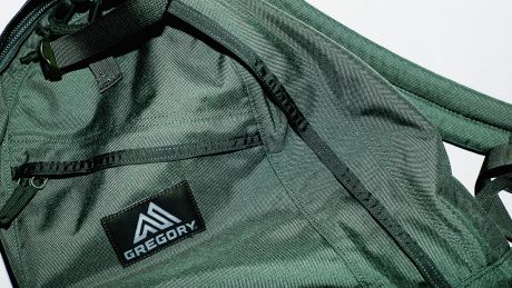 Cover all of GREGORY ミリタリー意匠を纏った骨太デザイン。