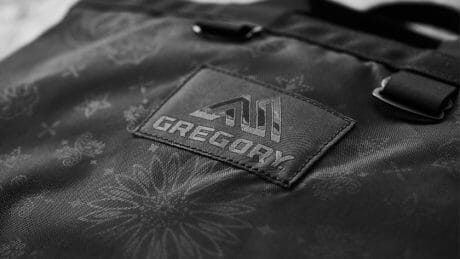 浮かび上がるバンダナ模様。ナノ・ユニバースからリリースされる三者共作のバッグ。