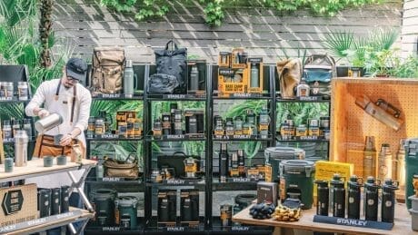 ステンレスボトルでおなじみのスタンレーのポップアップをアンバイにて開催。90型が揃い踏み。