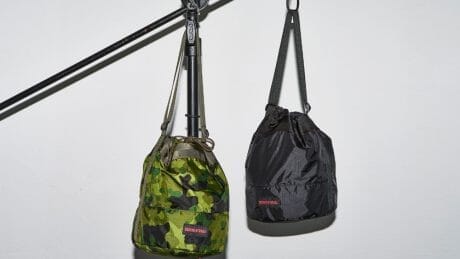 ナノ・ユニバース別注だけの巾着タイプ！ ブリーフィングの使えるショルダーバッグ。