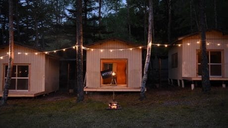 気軽にアウトドア体験ができる。長野県は蓼科湖畔の小屋型ホテル。