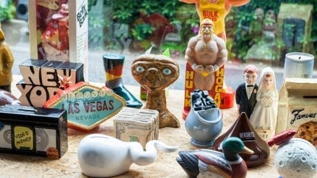 伊藤壮一郎さんが収集した貯金箱の展示会。加賀美健さんとのコラボレーションTシャツも販売されます。