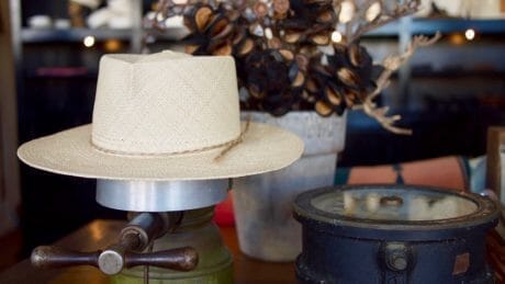 白馬の毛をリボンにあしらったソラリス × オールズのパナマハットは、素材がキモなんです。