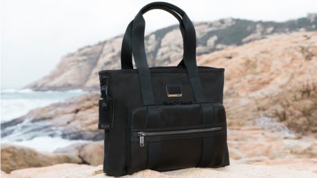 An encounter of toughness and elegance. Don't miss the Japan-exclusive tote released by Tumi in early summer.