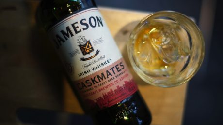 アイリッシュウイスキー・ジェムソンが日本のクラフトビールとコラボした日本だけのウイスキーを提供。