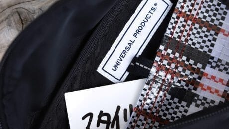 トーマス メイソンのシャツ生地を使用した、ユニバーサルプロダクツとスタイリスト私物のウエストポーチ。