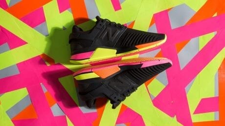 散りばめられた、色のアクセント。暗闇で光を放つニューバランスの「247」。