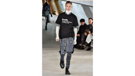 服を通して “真実” を訴える。サカイとニューヨーク タイムスがコラボレーションアイテムをドロップ。