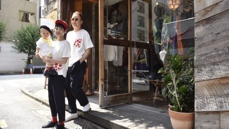 ゴーヘンプとミュージシャン・ショコラの共作。親子で楽しめるポップで彩り豊かなアイテムたち。