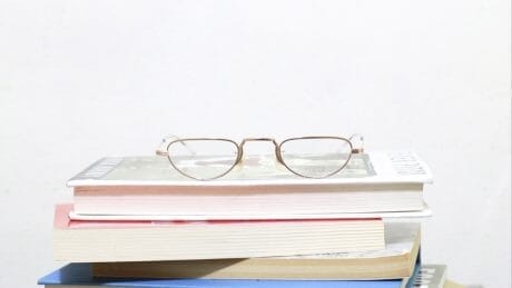 アヤメとともに歳を重ねよう。ブランド初のリーディンググラスが登場。