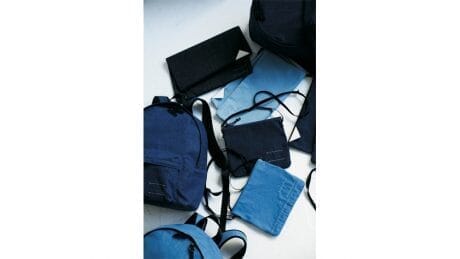 ブランクの新作バッグは、色落ちしないデニム地で。