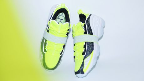 ストリートに映える蛍光イエローやリフレクターを配した、リーボックの名作「DMX RUN 10」。