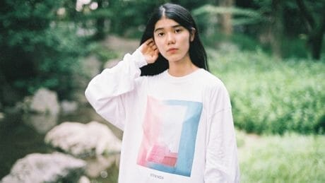 朧で儚げ。チョウ・オンゴウがカスタネと共作したロンTをリリース。