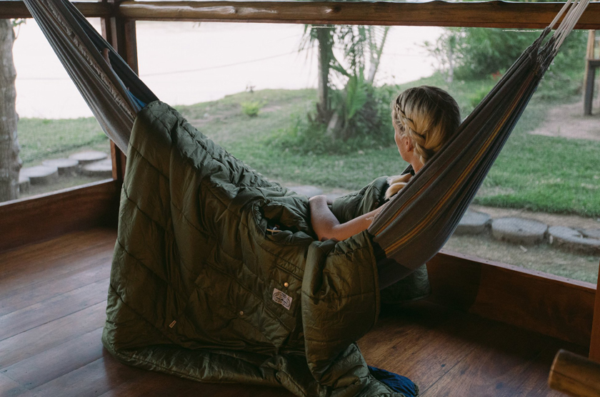 秋のキャンプはポーラーの寝袋で。代名詞の“歩ける寝袋”も新色登場 
