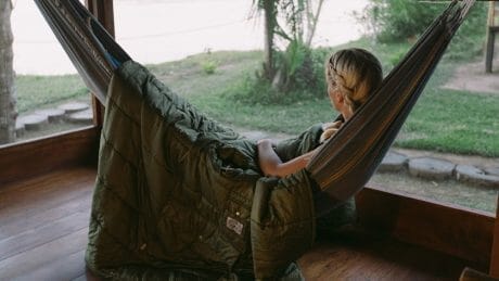 秋のキャンプはポーラーの寝袋で。代名詞の“歩ける寝袋”も新色登場。