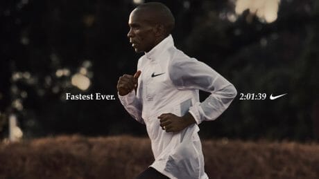 フルマラソン世界記録を叩き出したエリウド・キプチョゲ。その足元を支えたのは、巷で話題のあのシューズです。