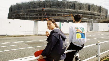 メルボルンの注目アーティスト、カーラ・マクレイが描くポップなファッションアイテム。