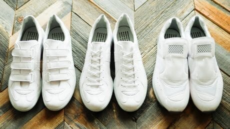 エナメルが輝く白いスニーカー！ ナノ・ユニバースとリプロダクション オブ ファウンドの別注品。