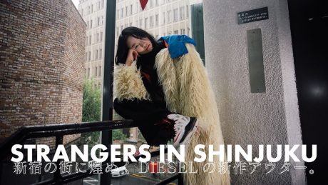 新宿の街に煌めくDIESELの新作アウター。