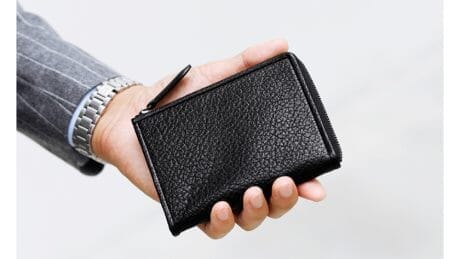 表地に強靭な水牛革を使用した、土屋鞄製造所の新作財布。