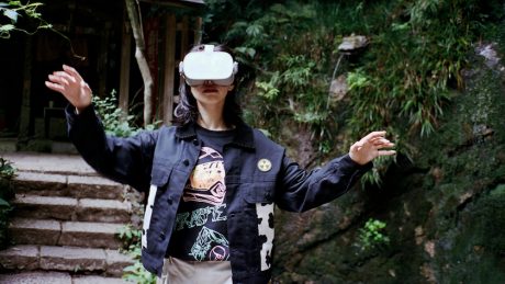 This season represents the space between the virtual and the real. The Fall/Winter 2018 season visuals by BrainDead have been released.