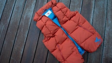 寝袋をさらりと身に纏うような感覚。軽くて自由なシュラフベスト。