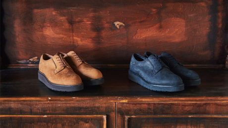 Danner's postman shoes are elegantly arranged in oil leather by Nano Universe.