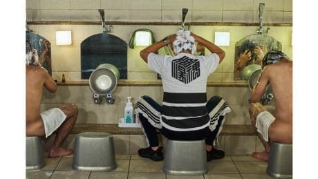 江戸情緒溢れる天神湯のグラフィックをのせた、アディダスの粋なTシャツ。