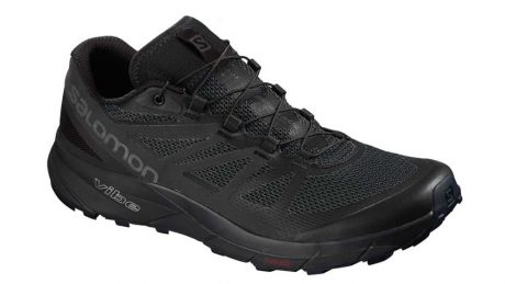 山でも、街でも。ゴアテックス®仕様でオールブラック、スタイリッシュなトレランシューズが登場。