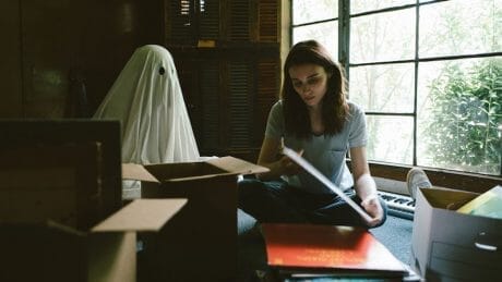 ケイシー・アフレックとルーニー・マーラ主演『A GHOST STORY』。新しい映画文法によって描かれる死後の世界。
